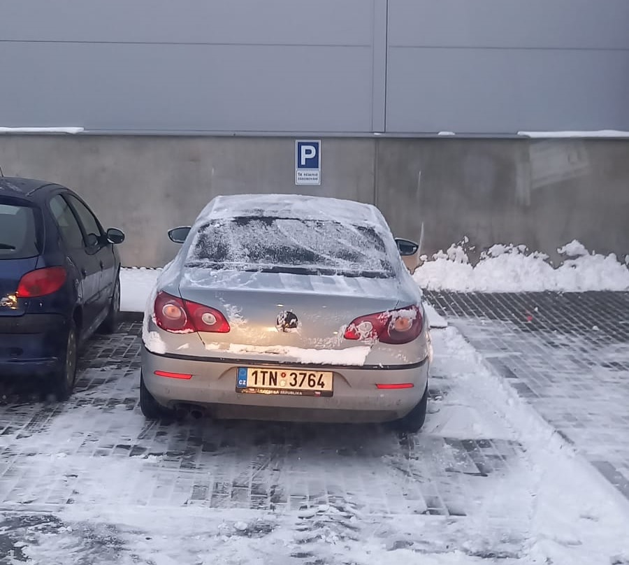 Parkoviste zasobovani poruseni