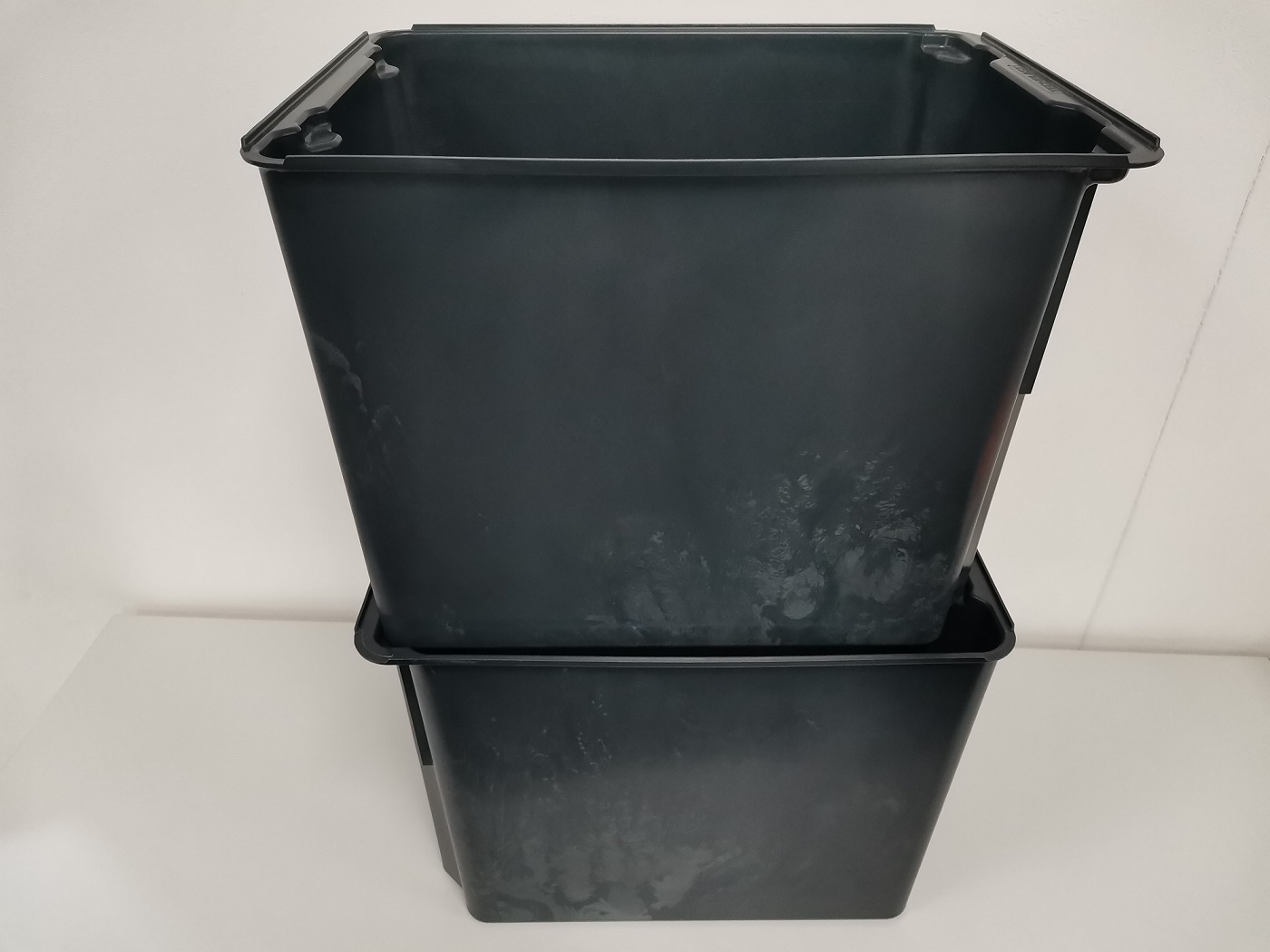 Plastová přepravka 400x300x295 stohované bedny zmenšené